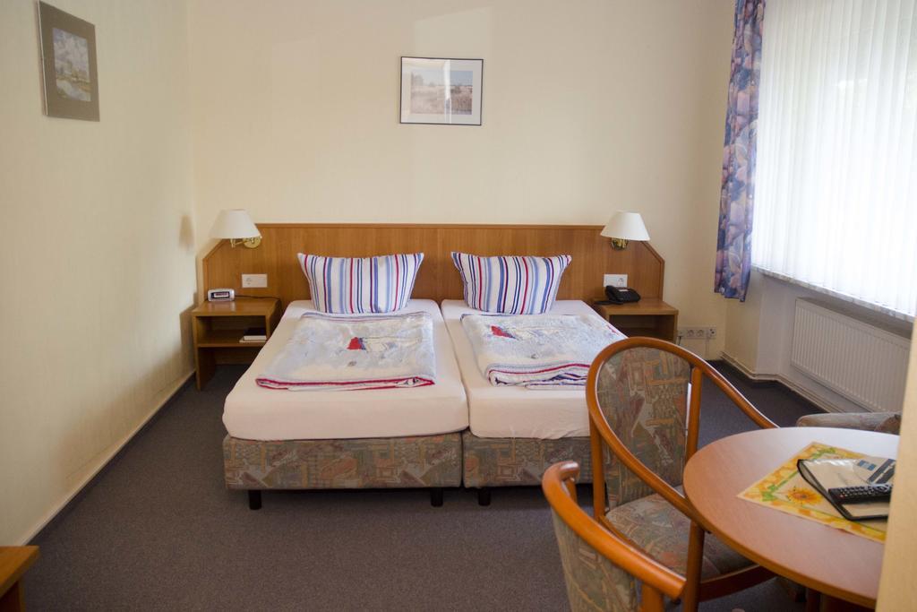 Hotel Zum Wikinger Neßmersiel Zimmer foto