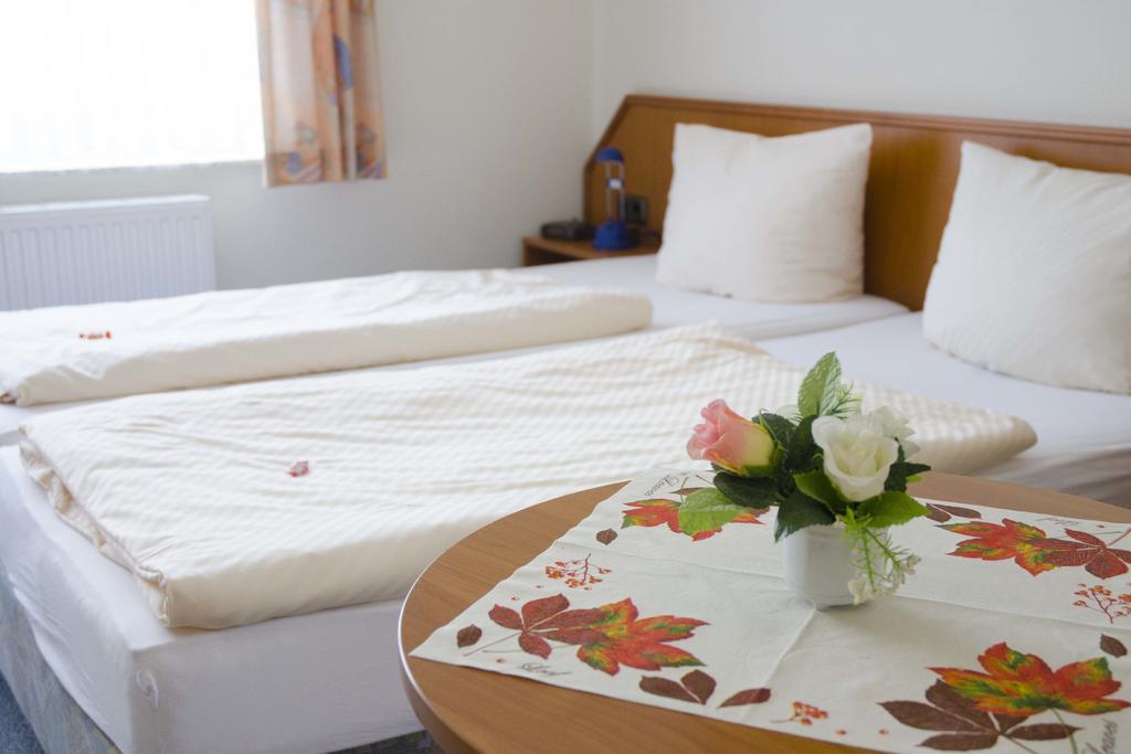 Hotel Zum Wikinger Neßmersiel Zimmer foto