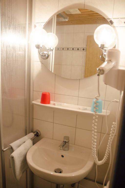 Hotel Zum Wikinger Neßmersiel Zimmer foto