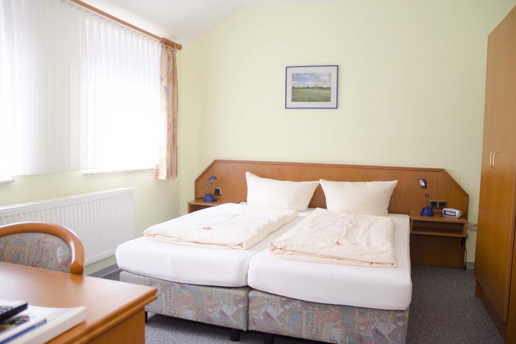 Hotel Zum Wikinger Neßmersiel Zimmer foto